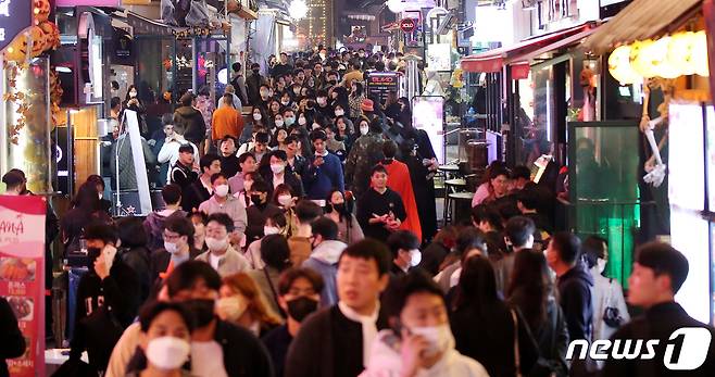 3년 만에 거리두기 없는 핼러윈 축제가 시작된 28일 오후 서울 용산구 이태원 거리가 시민들로 북적이고 있다. 이번 핼로윈 축제는 신종 코로나 바이러스 감염증(코로나19) 확산 이후 거리두기 방역 조치 없이 보내는 첫 핼러윈이다. 2022.10.28/뉴스1 ⓒ News1 박지혜 기자