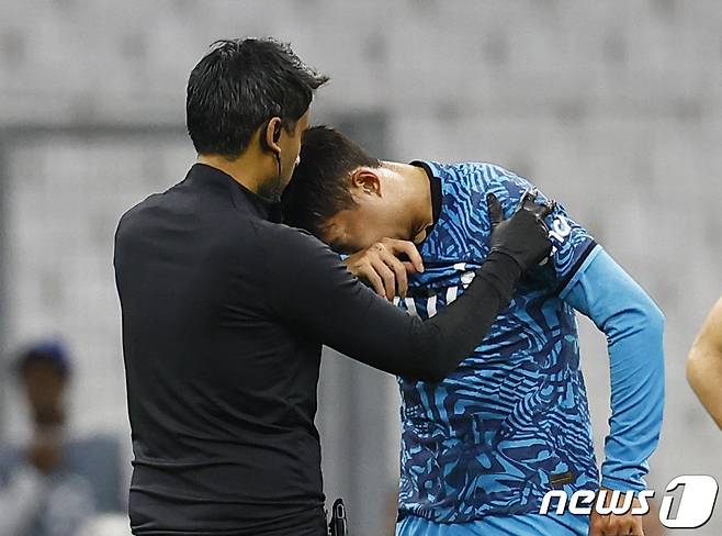 토트넘의 손흥민이 1일(현지시간) 프랑스 마르세유의 스타드 벨로드롬에서 열린 (UEFA) 챔피언스리그(UCL) 마르세유와 경기 중 공중 볼을 다투다 얼굴에 부상을 당해 고통스러워 하고 있다. ⓒ 로이터=뉴스1 ⓒ News1 우동명 기자