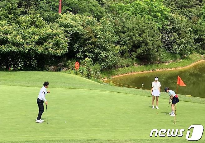 전남도내 한 골프장에서 골퍼들이 라운딩을 즐기고 있다(사진은 기사 내용과 무관)2022.11.3/뉴스1 조영석 기자