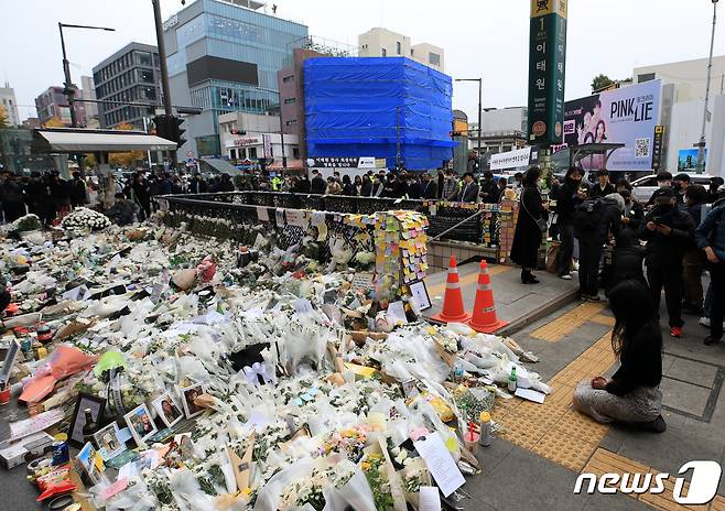 3일 오후 '이태원 압사 참사' 추모공간이 마련된 서울 용산구 이태원역 1번출구에서 시민들이 희생자들을 추모하고 있다. 2022.11.3/뉴스1 ⓒ News1 구윤성 기자