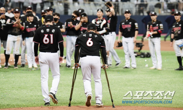 18일 서울 고척스카이돔에서 KBO리그 한국시리즈 4차전 KT와 두산의 경기가 열렸다. KT가 두산에 한국시리즈 4승으로 우승을 차지했다. 목발을 짚고 그라운드 동료들을 향해 나아가는 박경수. 고척=송정헌 기자songs@sportschosun.com/2021.11.18/