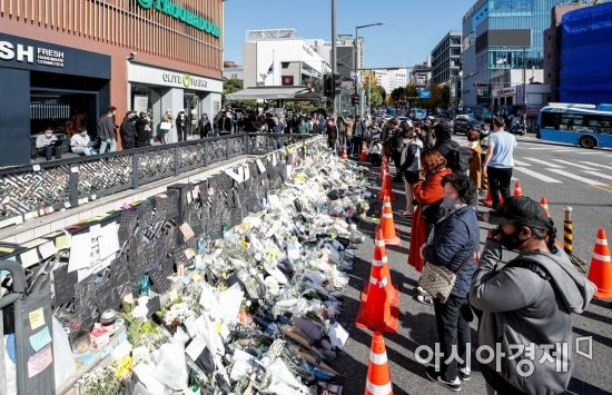 이태원 대형 압사 참사로 인한 국가애도기간이 이어지고 있는 2일 서울 용산구 이태원역 인근에 마련된 추모공간에서 경찰병력이 한 개 차선을 막고 추모 공간을 확보하고 있다./강진형 기자aymsdream@