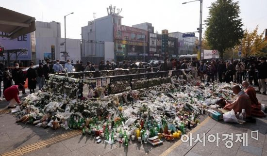 1일 서울 용산구 이태원역 1번 출구 앞 참사 추모 공간에 시민들이 놓고 간 추모의 꽃과 메시지가 놓여 있다./김현민 기자 kimhyun81@