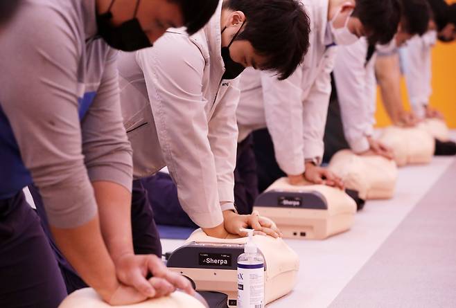 이태원 참사 당시 현장에 쓰러진 희생자들에게 달려가 심폐소생술(CPR)을 실시한 '시민 영웅'들의 사연이 알려지면서 응급처치에 대한 관심이 높아지고 있는 가운데 2일 오후 울산 북구 울산안전체험관에서 회사원들이 심폐소생술(CPR) 교육을 받고 있다. /뉴스1