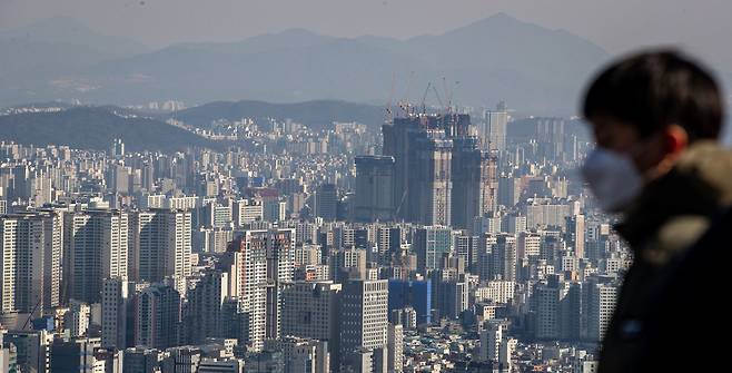 서울 남산에서 바라본 아파트 밀집지역 모습. /뉴스1