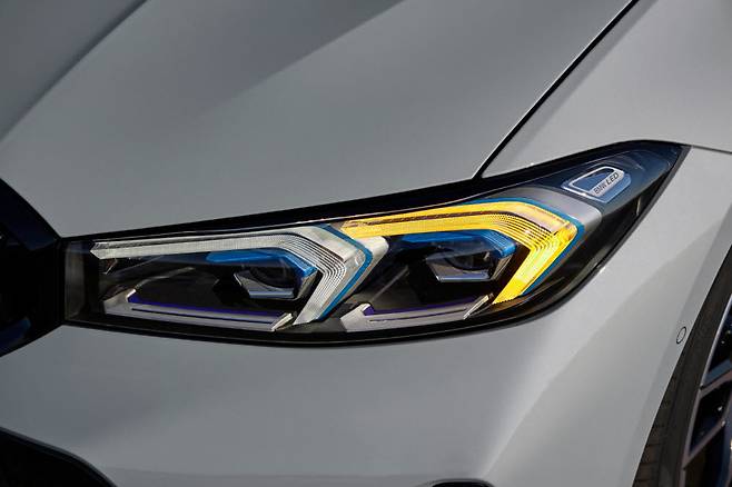 BMW 뉴 3시리즈 LED 헤드라이트.