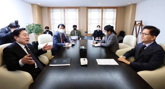 김문수 경제사회노동위원회 위원장이 3일 서울 여의도 중소기업중앙회에서 김기문 중소기업중앙회 회장과 만나 대화를 하고 있다.(경제사회노동위원회 제공)