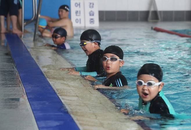 경기 용인 둔전초등학교 3학년 학생들이 지난 2017년 용인시민체육센터에서 생존 수영 교육을 받고 있다. 용인/연합뉴스