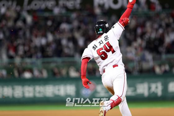 2022 KBO 포스트시즌 SSG 랜더스와 키움 히어로즈의 한국시리즈 2차전이 2일 오후 인천 SS랜더스필드에서 열렸다. 5회말 1사 1루 최지훈이 투런홈런을 치고 베이스를 돌며 세레머니를 하고 있다. 인천=서병수 기자 qudtn@edaily.co.kr