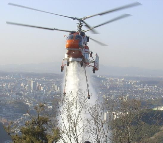 소방헬기 산불진화 모습 [사진=서울시]