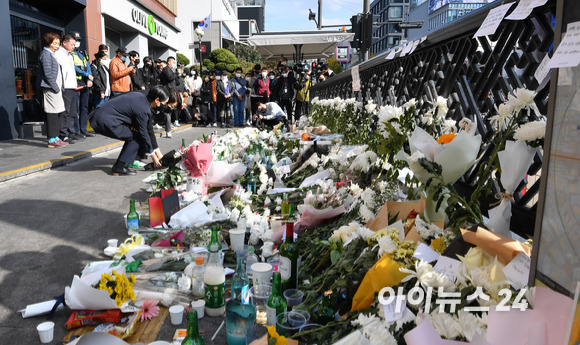 지난달 31일 오후 서울 용산구 지하철 6호선 이태원역 1번 출구 앞에 마련된 '핼러윈 인파' 압사 사고 희생자 추모 공간에서 시민이 추모하고 있다. [사진=김성진 기자]