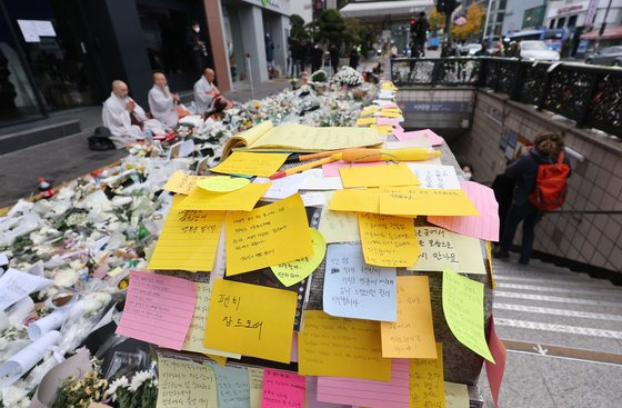 3일 오전 서울 용산구 이태원역 1번 출구 앞 참사 추모 공간에 추모 문구가 적힌 쪽지들이 가득 붙어 있다. 연합뉴스