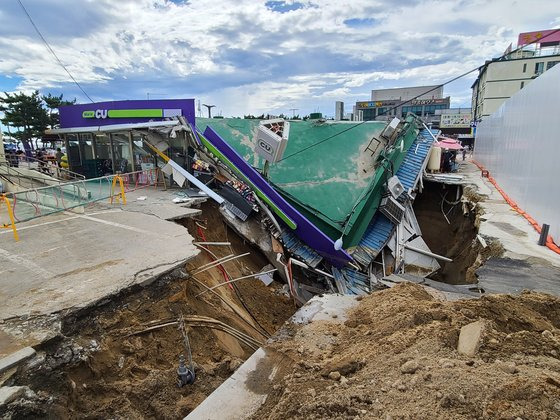 지난 8월 3일 오전 6시 40분께 강원 양양군 강현면 낙산해수욕장 인근 공사 현장에서 가로 12ｍ, 세로 8ｍ, 깊이 5ｍ 크기의 싱크홀(지반 침하)이 발생해 주변 편의점 건물 일부가 무너졌다. ［연합뉴스］