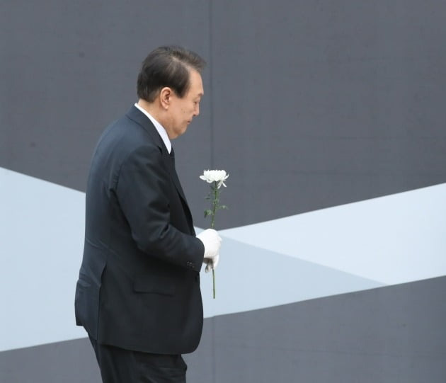 윤석열 대통령이 3일 오전 서울광장에 마련된 이태원 참사 사망자 합동분향소를 찾아 조문을 하고 있다. 뉴스1