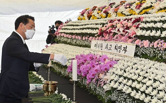 지난 2일 유정복 인천시장이 ‘이태원 사고 사망자’로 쓰인 합동분향소에서 조문을 하고 있다.|인천시 제공