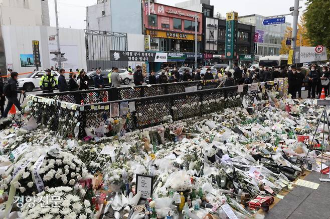 시민들이 3일 서울 용산구 이태원 분향소에서 이태원 핼러윈 참사 희생자들을 조문하고 있다. /한수빈 기자