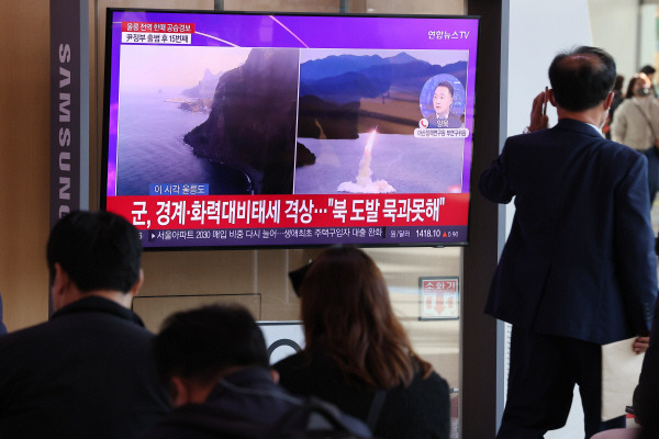 지난 2일 오전 서울역에서 시민들이 북한 탄도미사일 발사 관련 뉴스를 보고 있다. 연합뉴스