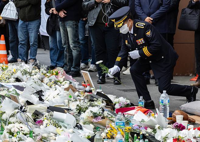 The new head of Yongsan Police Station pays repect to those who lost their lives in the Itaewon tragedy at a mourning alter in front of Noksapyeong Station, Thursday. (Yonhap)