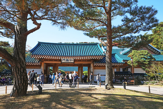 The exterior of the Official Residence [PARK SANG-MOON]