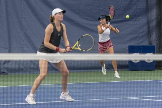 Jang Su-jeong, right, plays the women's doubles semifinals alongside Czech tennis player Michaela Bayerlova at the Tevlin Women's Challenger in Toronto. The pair went on to win the doubles' title on Saturday. [YONHAP]