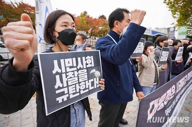 4·16연대, 전국민주노동조합총연맹, 한국여성단체연합 등 시민·사회단체가 3일 서울 용산구 전쟁기념관 앞에서 열린 이태원 참사 시민사회 여론동향 문건에 대한 입장발표 기자회견에서 구호를 외치고 있다.