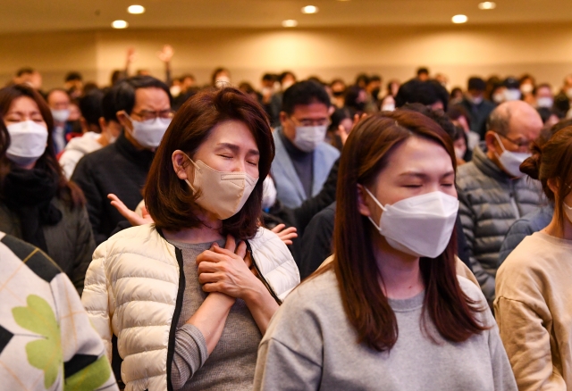 사랑의교회 교인들이 3일 교회 본당에서 기도하고 있다. 신석현 포토그래퍼