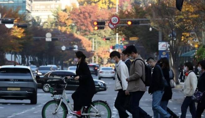 오늘(2일) 오전 서울 강남구 테헤란로에서 시민들이 추워진 날씨에 발걸음을 옮기고 있다. / 사진=머니투데이