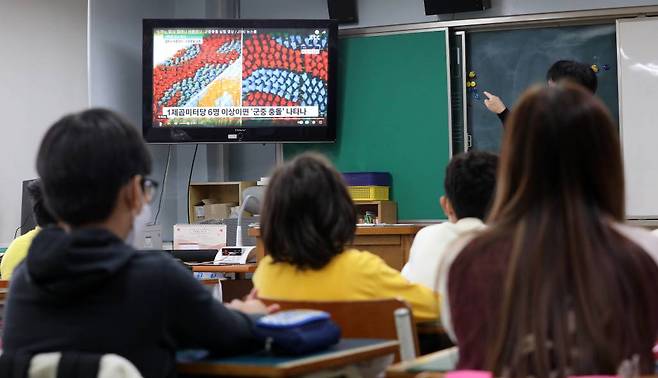 지난 1일 오전 서울 용산구에 위치한 한 초등학교에서 학생들이 가슴에 검은색 리본을 달고 압사사고 관련 안전교육을 받고 있다. /사진=공동취재사진