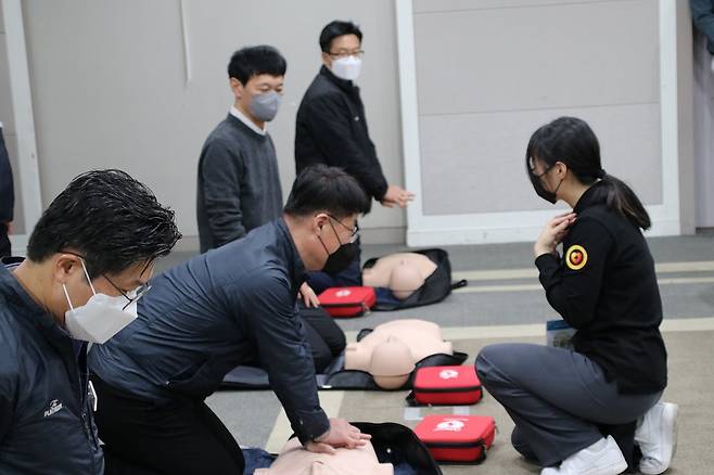 지난 1일 오후 쌍용건설 직원들이 한국응급처치교육원 소속 강사로부터 심폐소생술(CPR) 교육을 받고 있다./사진제공=쌍용건설