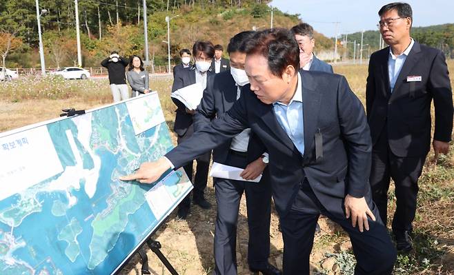 박완수 경남도지사가 3일 구산해양관광단지 조성사업 현장을 찾아 추진상황을 점검하고 있다./사진제공=경남도