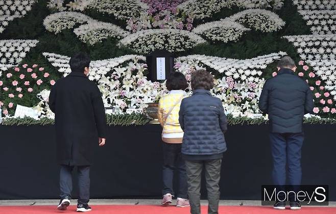 3일 오전 기준 이태원 핼러윈 참사 사망자가 156명, 부상자는 187명으로 파악됐다. 사진은 3일 서울 중구 서울광장 이태원 사고 사망자 합동분향소를 방문한 추모객들. /사진=장동규 기자