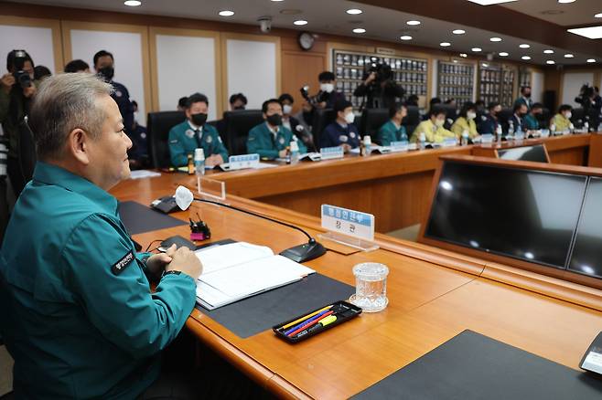 이상민 행정안전부 장관이 지난 2일 오후 정부서울청사에서 열린 다중 밀집 인파사고 안전확보를 위한 범정부 태스크포스(TF) 회의를 주재하고 있다. [연합]