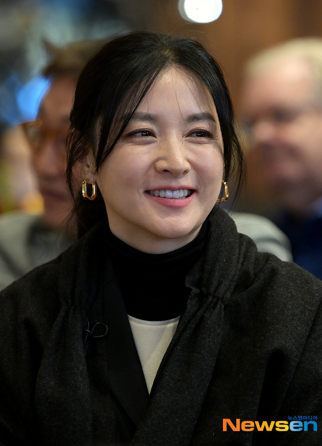Actor Lee Yeong-ae holds out The Crow: Salvation of Itaewon True victims helpEarlier, the bereaved family of Park Yuliana, 25, a Russian who died of Itaewon True, reported that they were having difficulty raising the cost of You a pilgrimage.I need 5,000 dollars (about 7.09 million won) to pilgrimage you to your hometown of Russia, but I can not find a way to get it.His father, Park, who is from Sakhalin, Russia and has a poor Korean language, is said to be working in a nursing home and not having enough life.The ferry from Donghae to Vladivostok in Donghae, Gangwon Province, will have to wait a week if it misses, as Russias invasion of Ukraine has eliminated direct flights between Korea and Russia.After Parks story was told, actor Lee Yeong-ae expressed his desire to support Juliana and her family who have not been able to return to their homeland due to economic difficulties through the Korea Welfare Foundation for the Disabled.Lee Yeong-ae is the chairman of the Advisory Committee on Culture and Arts of the Korea Welfare Foundation for the Disabled.Ordinary citizens are also coming forward. In the Russian community living in Korea, fundraising activities have been held for them.The Russian Embassy is also there.The Russian Embassy has decided to issue the necessary documents for You a pilgrimage as soon as possible and to discuss the cost of You a pilgrimage directly with the company.Meanwhile, the Ministry of Foreign Affairs is discussing with foreign ministries how to prepay funeral expenses so that cases like Park do not occur.