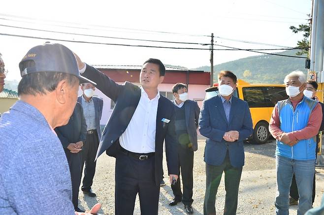 [거제=뉴시스] 신정철 기자= 박종우 거제시장이 ‘시민중심’ 밀착행정 실현을 위한 민생 소통 행보를 본격화하고 있다. 2일 박 시장은 관계부서 공무원들과 함께 민원 대상지 6곳을 방문해 주민들의 의견을 청취하고, 건의사업 해결을 위한 다양한 현안을 공유했다.(사진=거제시 제공).2022.11.02. photo@newsis.com *재판매 및 DB 금지