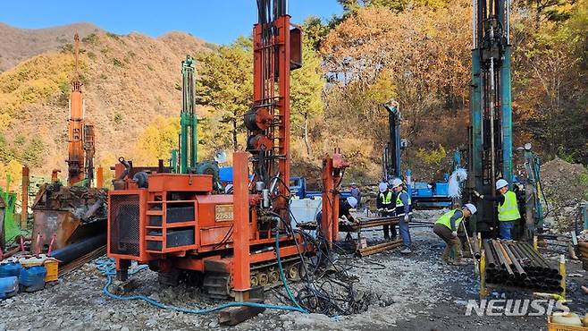 [봉화=뉴시스] 김진호 기자 = 광부 매몰사고가 발생한 경북 봉화군 아연 광산에서 2일 구조당국이 매몰된 작업자들의 생존확인을 위한 시추작업을 하고 있다. 2022.11.02  kjh9326@newsis.com