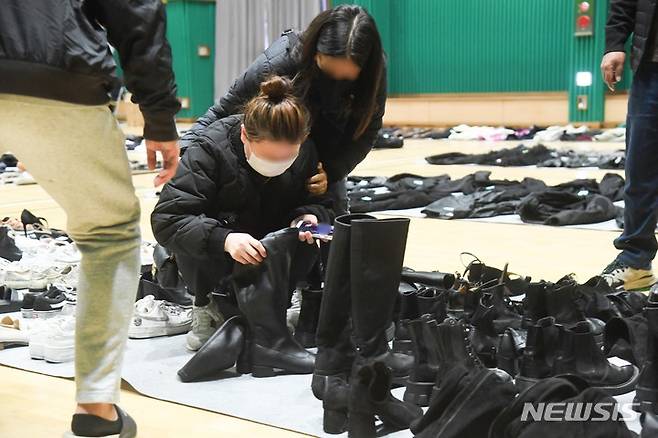 [서울=뉴시스] 김금보 기자 = 1일 서울 용산 원효로 다목적 실내체육관에 마련된 이태원 사고 관련 유실물 센터에서 유가족들이 사고 현장에서 발견된 가족의 유품을 찾자 오열하고 있다. (공동취재사진) 2022.11.01. photo@newsis.com