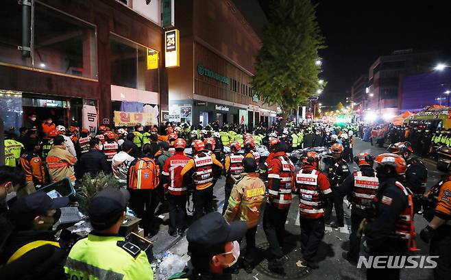 [서울=뉴시스] 김진아 기자 = 지난 29일 밤 서울 용산구 이태원 일대에서 대규모 압사사고가 발생해 30일 새벽 소방구급 대원들이 사망자를 이송하기 위해 대기하고 있다. 30일 오전 2시40분 기준 이태원 핼러윈 압사 사고와 관련해 120명이 사망한 것으로 확인됐다. 부상자는 100명으로 사망자는 더 늘 것으로 보인다. 2022.10.30. bluesoda@newsis.com