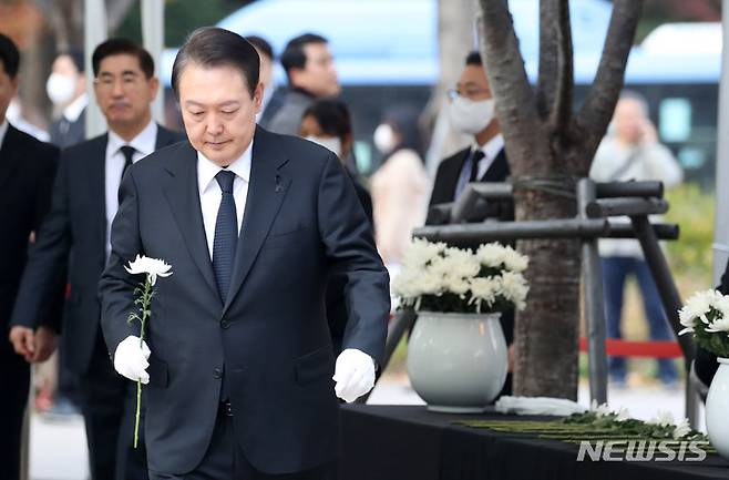 [서울=뉴시스] 전신 기자 = 윤석열 대통령이 3일 서울광장에 마련된 이태원 사고 사망자 합동분향소에서 헌화를 위해 이동하고 있다. 2022.11.03. photo1006@newsis.com