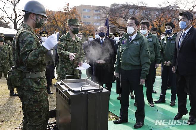 [도쿄=AP/뉴시스] 기시다 후미오 일본 총리가 지난해 11월27일 도쿄 북부 아사카 자위대 육군 기지를 시찰했다. 2022.11.03.