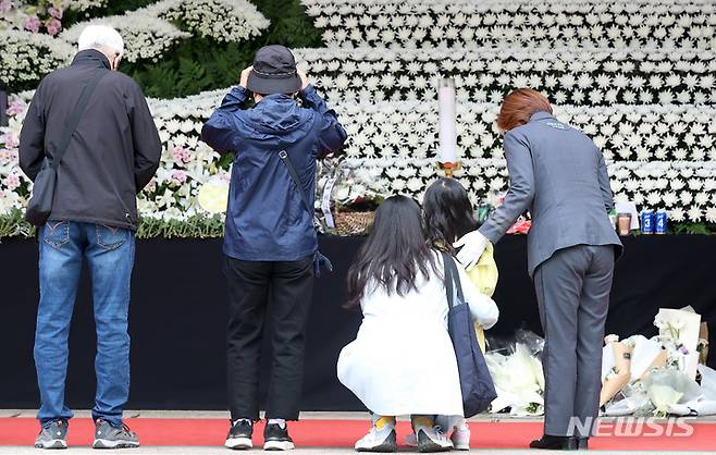 [서울=뉴시스] 이영환 기자 = 3일 오전 서울 중구 서울광장에 마련된 이태원 사고 사망자 합동 분향소를 찾은 시민들이 조문을 하고 있다. 2022.11.03. 20hwan@newsis.com