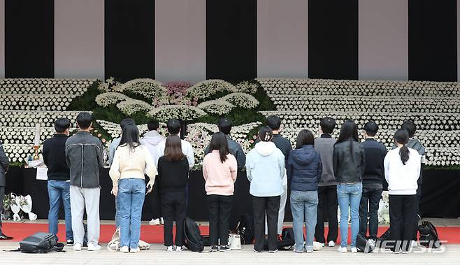 [서울=뉴시스] 이영환 기자 = 3일 오전 서울 중구 서울광장에 마련된 이태원 사고 사망자 합동 분향소를 찾은 학생들이 조문을 하고 있다. 2022.11.03. 20hwan@newsis.com