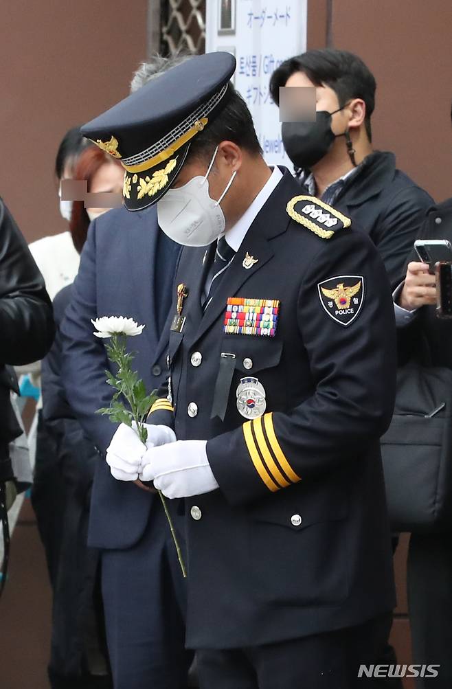 [서울=뉴시스] 고승민 기자 = 임현규 신임 용산경찰서장이 3일 서울 용산구 이태원역 1번 출구 앞에 마련된 '이태원 사고' 희생자 추모 공간을 방문, 헌화하고 있다. 2022.11.03. kkssmm99@newsis.com