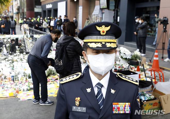 [서울=뉴시스] 고승민 기자 = 임현규 신임 용산경찰서장이 3일 서울 용산구 이태원역 1번 출구 앞에 마련된 '이태원 사고' 희생자 추모 공간을 방문, 헌화 후 이태원파출소로 향하고 있다. 2022.11.03. kkssmm99@newsis.com