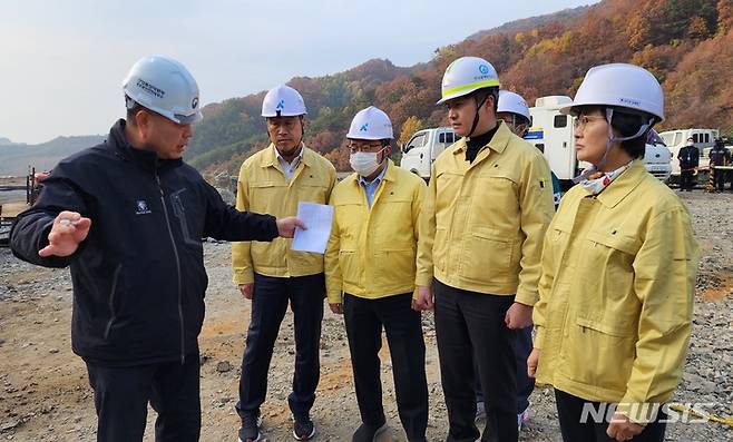 봉화=뉴시스] 김진호 기자 = 민주당 의원들이 3일 경북 봉화군 광산 매몰사고 현장을 찾아 구조 당국 관계자로부터 구조상황을 듣고 있다. 오른쪽부터 임미애 경북도당 위원장, 오영환 의원, 이동주 의원, 위성곤 의원. 2022.11.03 kjh9326@newsis.com