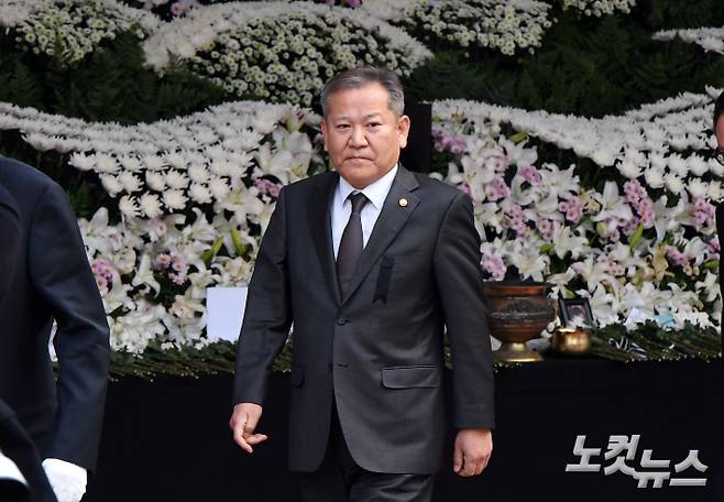 이상민 행정안전부 장관이 3일 오전 서울광장에 마련된 이태원 참사 합동분향소를 찾아 헌화 후 이동하고 있다. 황진환 기자