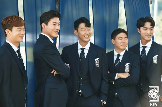 카타르월드컵 한국 대표팀 단복을 입고 촬영 중인 김진수(왼쪽)와 손흥민(가운데). 대한축구협회