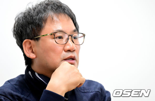  ⁇  Im Solo  ⁇  Nam Kyu Hong PD showed affection for MCs.ENA PLAY, SBS Plus Entertainment Program  ⁇  Im SOLO  ⁇  (Im Solo  ⁇ ) Director Nam Kyu Hong PD commented on the activities of MCs who added the fun of broadcasting in the recent Interview.In addition to the cast, Defconn, Songhai, and Lee Yi-kyung 3MC are leading the show with an honest Chain Reaction.Chain Reaction of 3MC, which is irresistible even if it is cast, is considered to be the charm of Solo  ⁇ .There is no intention to do this, said Nam Kyu-hong, and you can freely spread the plate well. Defconn said, There is a good result because the outstanding MC called Defconn is doing well. Defconn rose to the peak.I do not think I can imagine Solo  ⁇  without Defconn, he said.He is also good at  ⁇ Songhai, and Lee Yi-kyung is doing well. The three MCs have an image like Solo  ⁇ , so the production team does not give big direction to MCs.They also have to look objectively, so we do not tell them what to do. When asked about the MC selection criteria, Nam Kyu-hong explained, I found out who is hidden, who is not a person who does not appear on the air unconditionally, but who can do well.In addition to Solo, Im SOLO-love continues. Im SOLO-love continues. Im in charge of Kim Ga-young with Defconn, the main MC, and Ok-sun (real name Ko Cho-hee) .Nam Kyu-hong PD said that he thought that 3MC was better than  ⁇  2MC for putting 9th oxsun into MC, and he said that he was casting because he wanted to have a good topic and to do well.I think that it is better to have friends who are good at hard work even if they are not entertainers, he added.On the other hand, Solo is a very realistic dating program where Solo men and women who desperately want marriage are struggling to find love. It is broadcast every Wednesday at 10:30 pm.