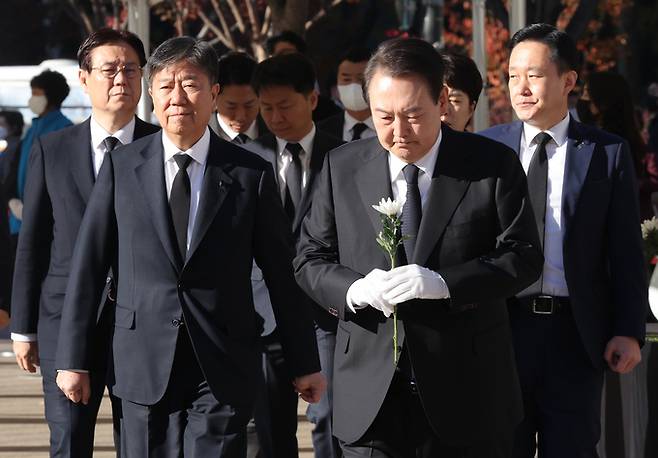 윤석열 대통령이 2일 오전 서울광장에 마련된 이태원 사고 사망자 합동분향소를 방문, 헌화를 위해 이동하고 있다. 연합뉴스