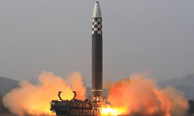 지난 3월 25일 북한의 신형 대륙간탄도미사일(ICBM) '화성-17'형 시험발사 모습. 평양=노동신문·뉴스1