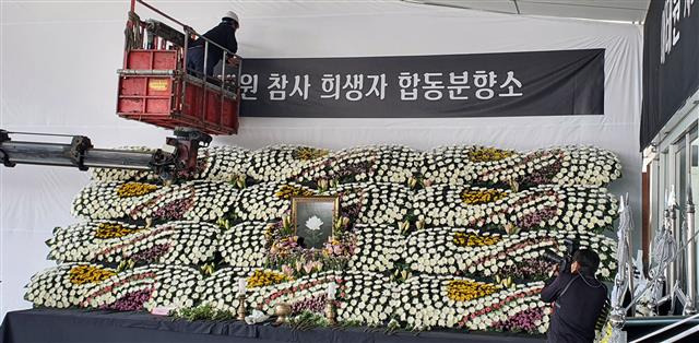 ‘사고 사망자’ 떼고 ‘참사 희생자’ - 2일 광주시청에 마련된 합동분향소에 걸린 현수막이 ‘이태원 사고 사망자 합동분향소’에서 ‘이태원 참사 희생자 합동분향소’로 바꿔 설치되고 있다. 앞서 정부는 전국 17개 시도에 보낸 공문에서 ‘이태원 사고 사망자’라고 쓰도록 지침을 내려 논란이 일었다.광주 뉴스1